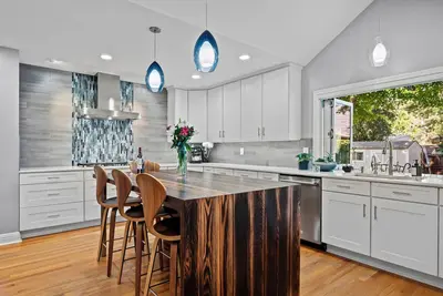 Image de Family Home With Expansive Remodeled Spaces