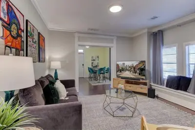 Image de Updated Midtown Bungalow • Walk to Cooper-Young Dining • Sleeps 7 • Close to All