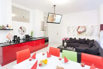 Image de Discover Torstrasse Luxury: A 3-Bedroom Apartment Retreat