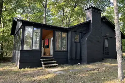 Image de Lakefront Log Cabin with Contemporary touches
