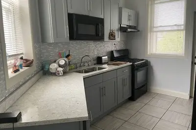 Image de 5 mins from Chicago U. Family sized apt with balcony & back yard. Free parking!