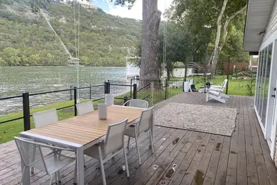 Image de Lake Austin waterfront home in Westlake - Sleeps 6, Beautiful Remodel, 2 decks