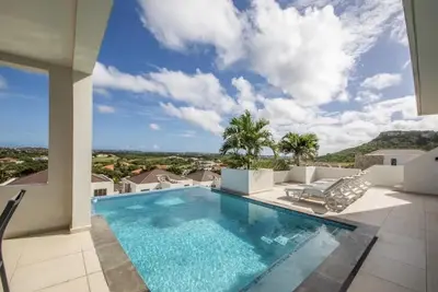 Image de Villa Valhalla apartment, w/ infinity pool & 4 min walk to the beach!