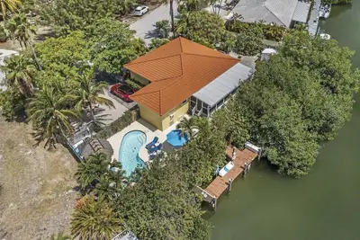 Image de Casa Negroni -Steps to Beach -Pool Heat&Chiller, Boat Dock-50ft, Tiki Bar &Pets✅