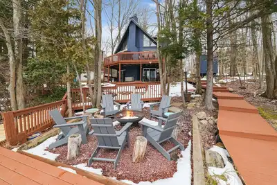 Image de Lakefront Modern A frame cabin with private dock