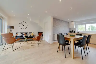 Pass the Keys | 49 Byron Square Modern and Spacious 3 Bed Home with Free Parking