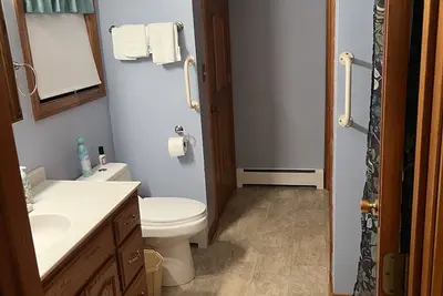 Image de Two large bedroom townhome with in-unit laundry and parking.