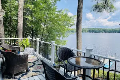 Image de Lovely, relaxing and private lakefront 3 Br home with stunning lake views.