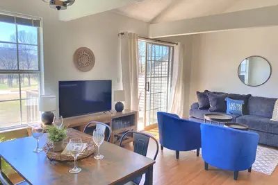 Image de Gorgeous and Bright, Lake Marina, Fish, Golf View!