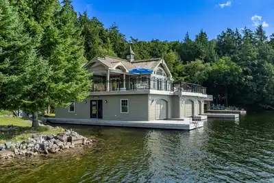 Image de 2 bed 3 bath boathouse plus bunkie on a beautiful Lake Rosseau frontage!