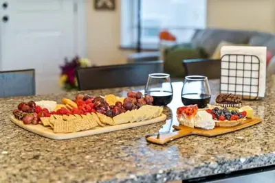 Image de North Center Chicago - Walkable - Transit Accessible - King & Queen Beds