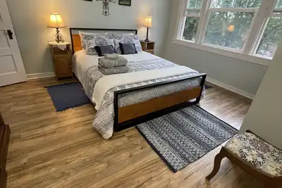 Image de Nice open spaces for your party of 2-12. Old house charm.