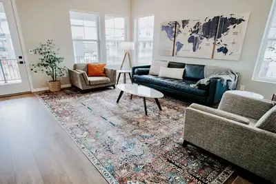 Image de New Modern Stylish Oasis, Bright and Comfortable Home