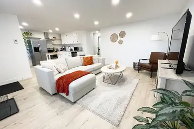 Image de Cozy Boho Inspired Duplex - with 4 person Hotub!