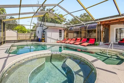 Image de Superhost! Heated Pool with Overflow Spa 4br Cathedral Ceilings master Suite