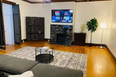 Image de Beautiful, spacious, and centrally located - 25 minutes from the heart of Nyc.