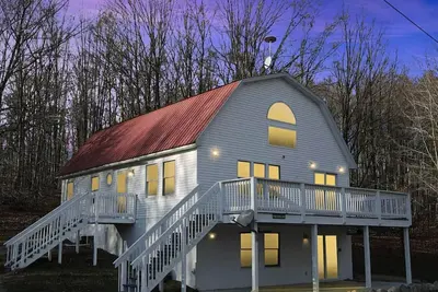 Image de Spacious home, 12 miles from Nubs Nob, Harbor Springs surrounded by forest.