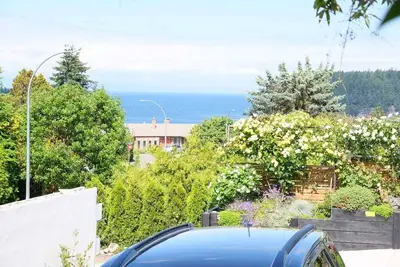 Image de West Coast Retreat in a Quiet Neighborhood