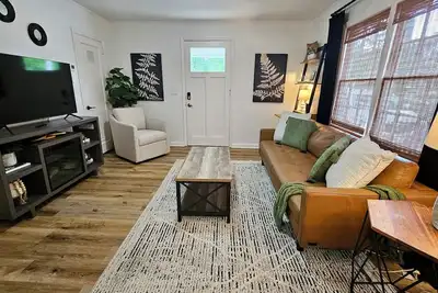 Image de Chic Central Cottage- Wood Floors, Fireplace, Hospital/Vsu Firepit, Pet Friendly