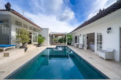 Image de Dazzling White 4br Villa in Canggu Neighborhood