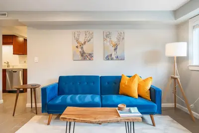 Perch - Gathering Spot Lower: Cute two bedroom suite, spacious backyard