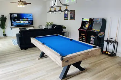 Image de Gorgeous Spanish-style Home w/ Master Suite, Pool Table, Arcade near Disneyland!