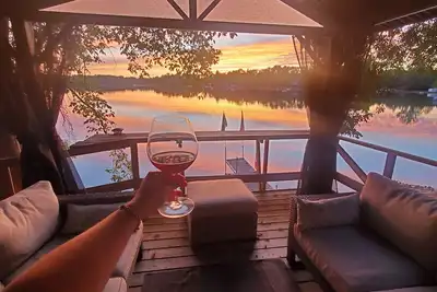 Image de Peaceful Lakefront Cottage • Pool Table • King Bed • Kayaks\n