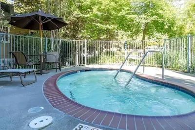 Image de Relaxation in Napa Valley! 2 Spacious Units, Swimming Pool, Free Parking!