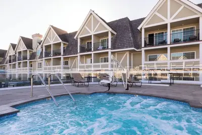 Image de Relax and Unwind in Carlsbad! 3 Comfortable Units, Outdoor Pool, Free Parking!