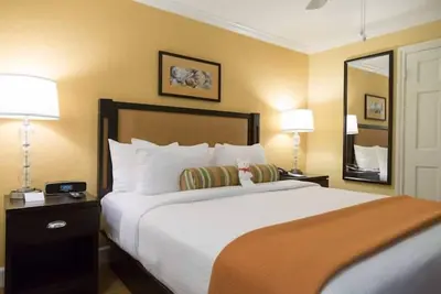 Image de Your Dream Getaway! 3 Spacious Units, Free Parking, Swimming Pool!