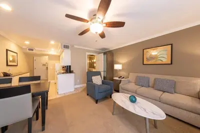 Image de Carlsbad Luxury Retreat! 3 Relaxing Units, Outdoor Pool, Free Parking!