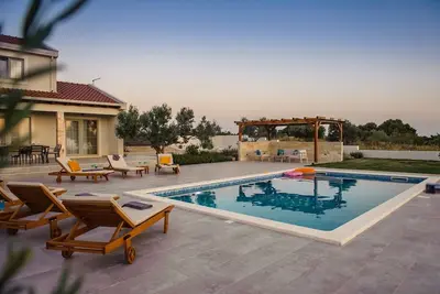 Image de Newly built luxury villa ideal for vacation with family or friends.