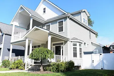 Image de Unwind and relax in this top-tier Harrison West home.