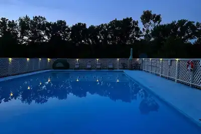 Image de Heaven’s Oasis- Riverfront cabin with hot tub!
