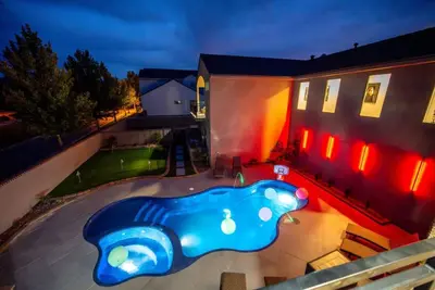 Image de Amazing New Home with Trailer Parking, large pool and spa. Even has a mini golf area!