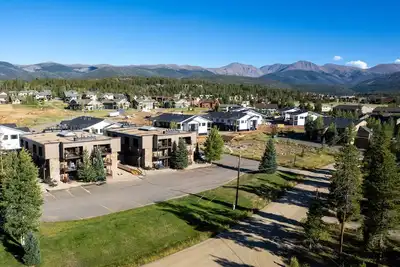 Image de Versatile Rental - New Hot Tub, Fireplace, Multiple Balconies