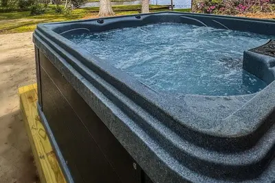 Image de The Nautical Retreat: Furnished Lakeside Escape with Hot Tub & Pedal Boat