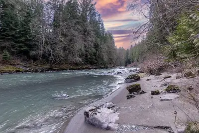 Image de Chase’s River Cabin • Over River Deck • Hot Tub