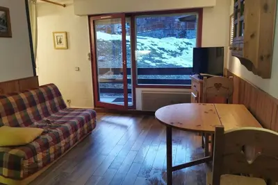 Image de À 70m des pistes de ski, Rez-de-chaussée, terrasse, parking, télévision, casier à ski, 31m²