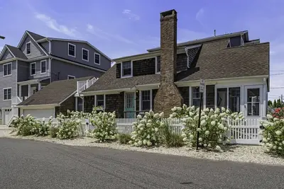 Image de Quintessential Beachside home in Normandy Beach\n