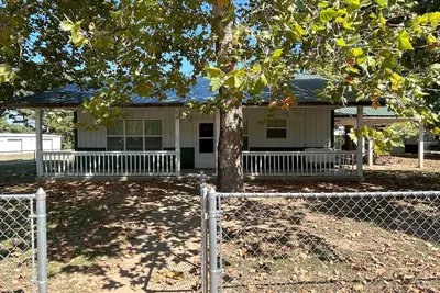 Image de Cute house close to Eufaula Lake! Room to park a boat!