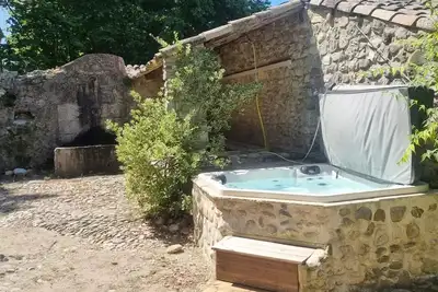 Image de Mas provençal pour 13 pers avec son jacuzzi et son parc de 5000m2 à Sisteron 04