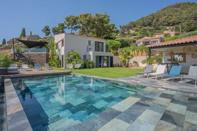 Image de Villa climatisée vue mer, 5 chambres, piscine chauffée, boulodrome. Plage à 3km