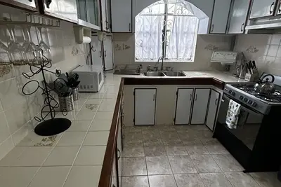 Image de Spacious 4-bedroom residence featuring a ground floor apartment.