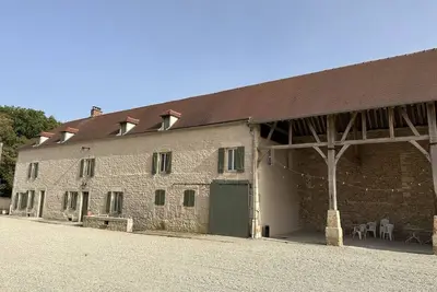Image de Au cœur d’un domaine, ancienne ferme rénovée avec goût au bord de l’Yonne.