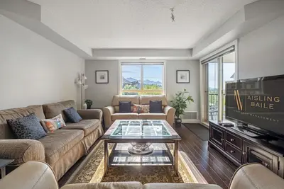 Image de Scenic Lakefront Getaway | Hot Tub | Pool | Gym