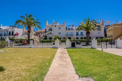 Image de Serene Poolside Retreat