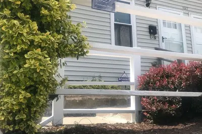 Image de Smoke Free and Sparkling Clean Townhome with essential amenities.