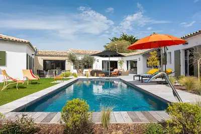 Image de Grande villa standing 14 personnes piscine jardin paysager centre village