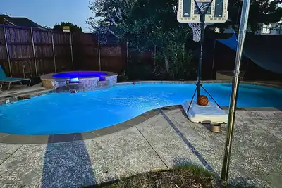 Image de Heated pool/spa, ultra fast internet, gym, office space